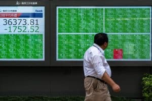 Temor de recessão nos EUA faz bolsas pelo mundo despencarem; bolsa japonesa abre com maior queda da história