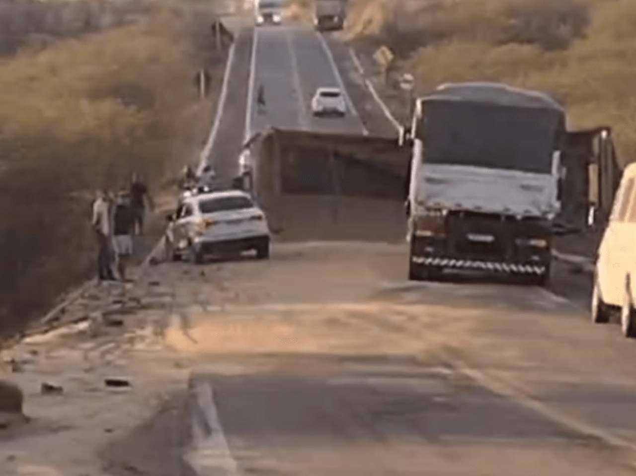 Carreta tomba e interdita BR-427 no Seridó Potiguar