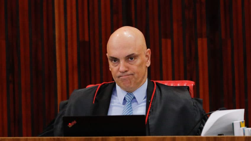 Alvo de críticas, Moraes reduz inquérito sobre vazamento de mensagens a investigação preliminar
