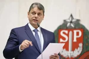 Tarcísio anuncia criação de gabinete de crise para lidar com queda de avião em Vinhedo