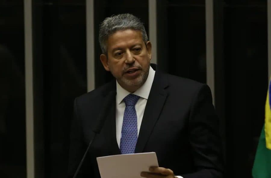 Em resposta ao STF, Lira tira da gaveta PEC que permite ao Congresso anular decisões da Corte
