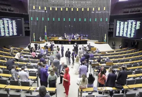 Câmara adia retorno em mais uma semana e ficará um mês sem votar projetos no plenário