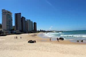 Praia de Areia Preta volta a ficar própria para banho após queda de coliformes fecais