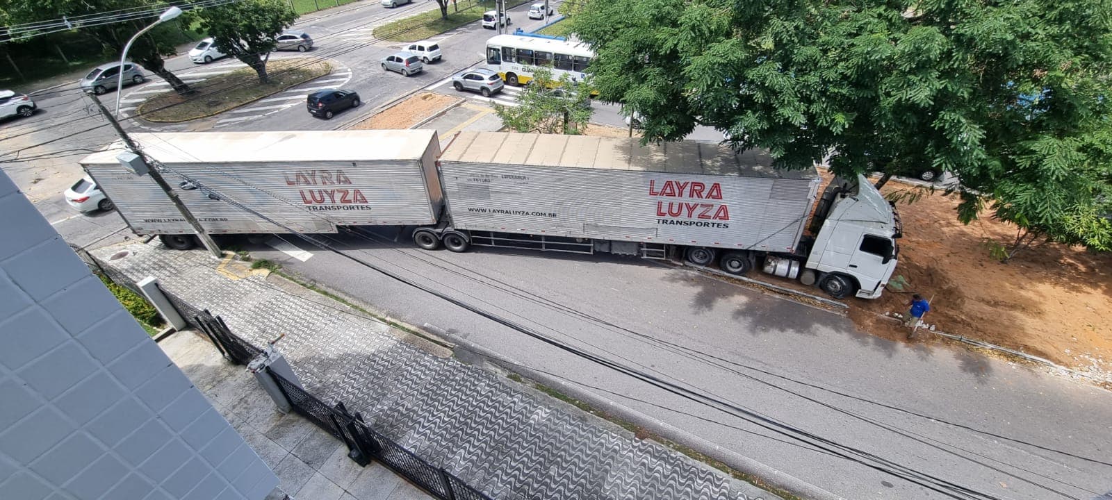 VÍDEO E FOTO: Carreta bitrem fica presa após motorista tentar acessar a av. Rui Barbosa e provoca caos no trânsito