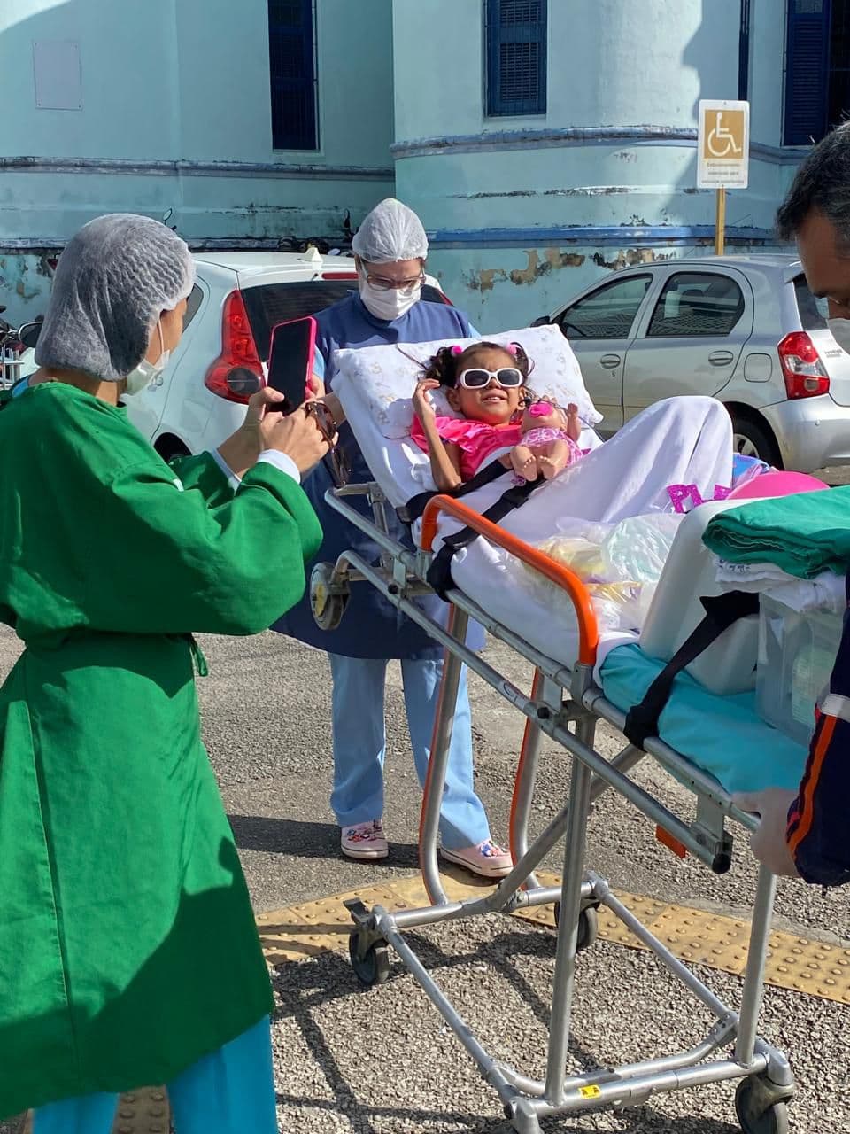Hospital Infantil Varela Santiago realiza sonho de paciente da UTI Pediátrica de conhecer o mar