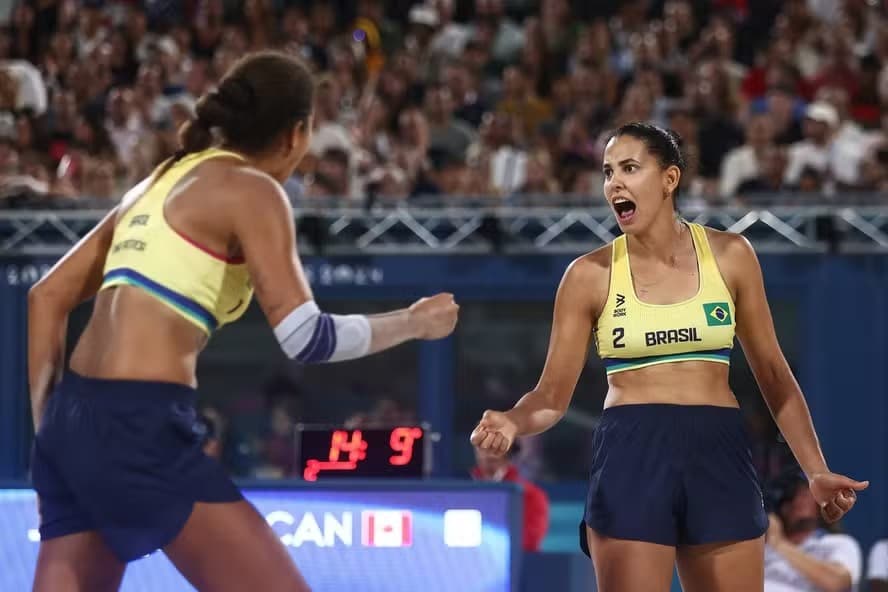 Ana e Duda derrotam canadenses e conquistam medalha de ouro no vôlei de praia feminino olímpico