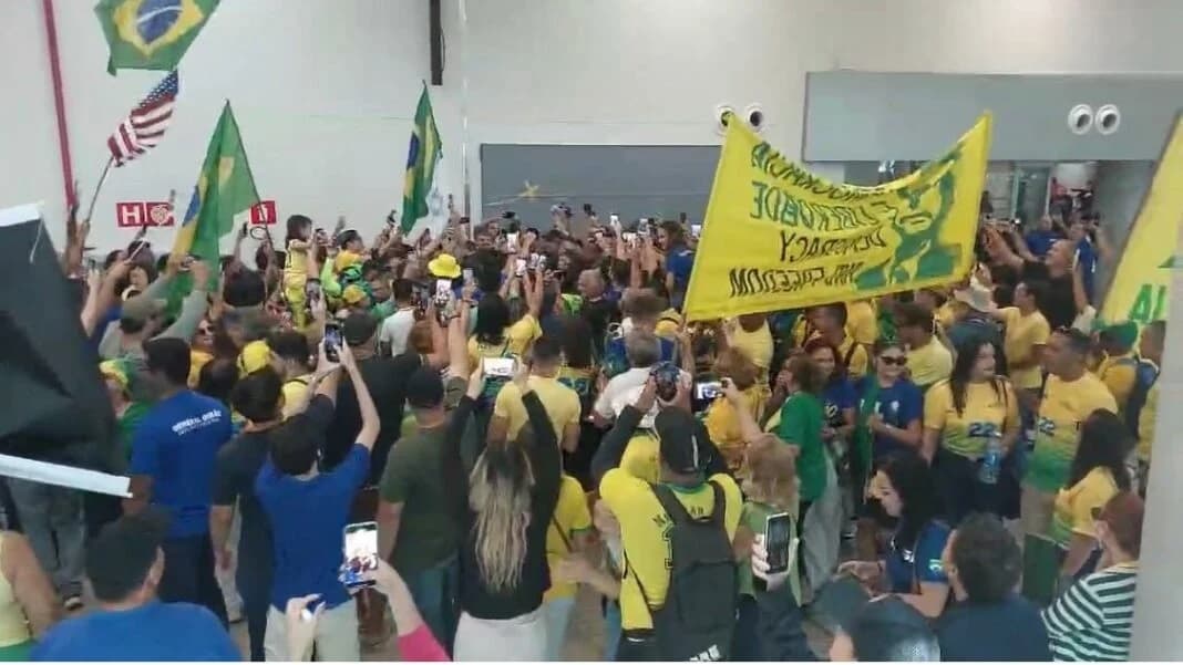 VÍDEO: Bolsonaro desembarca e apoiadores fazem grande movimentação no aeroporto