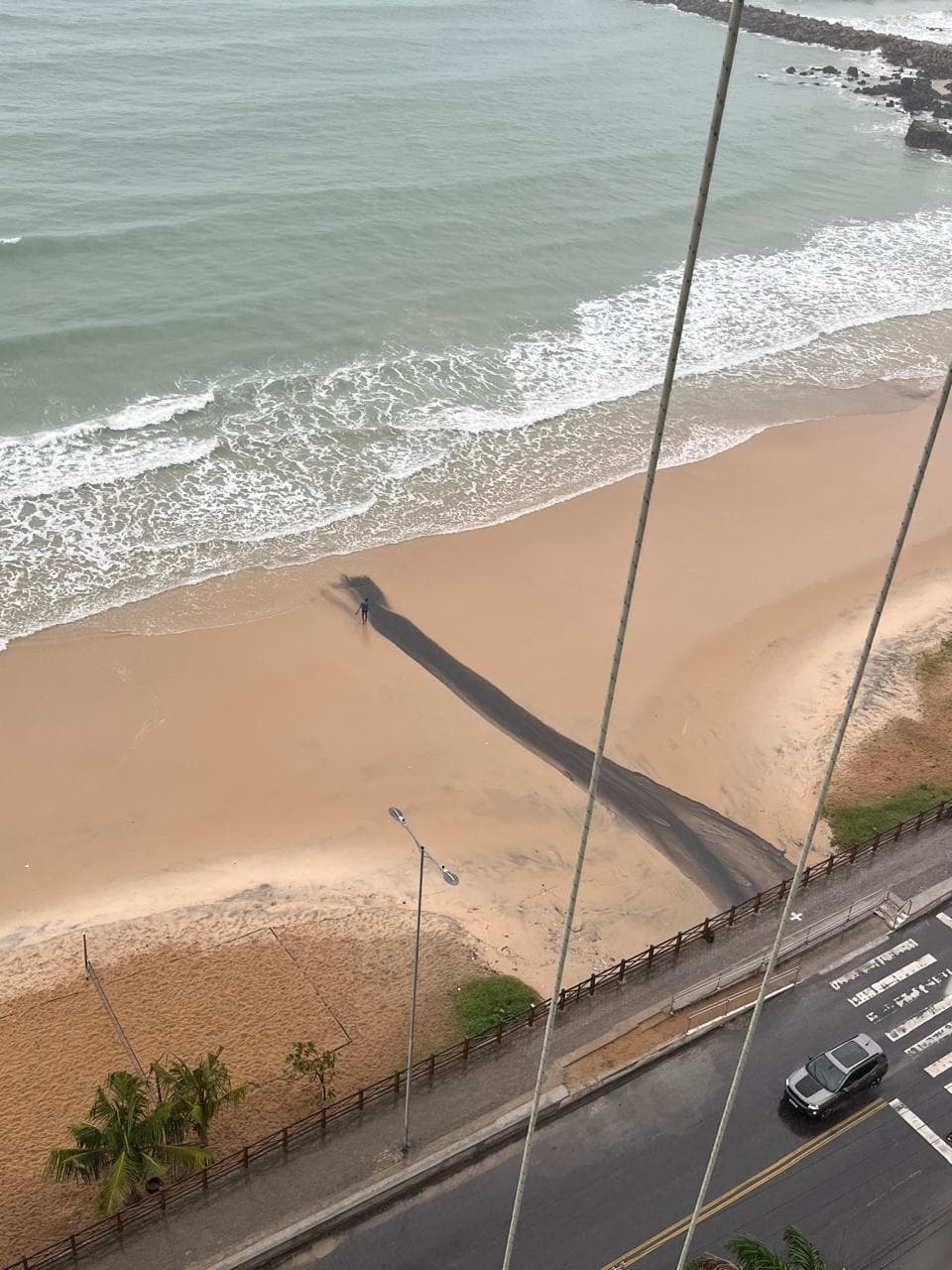 FOTO: A volta da "língua negra" na Praia de Areia Preta