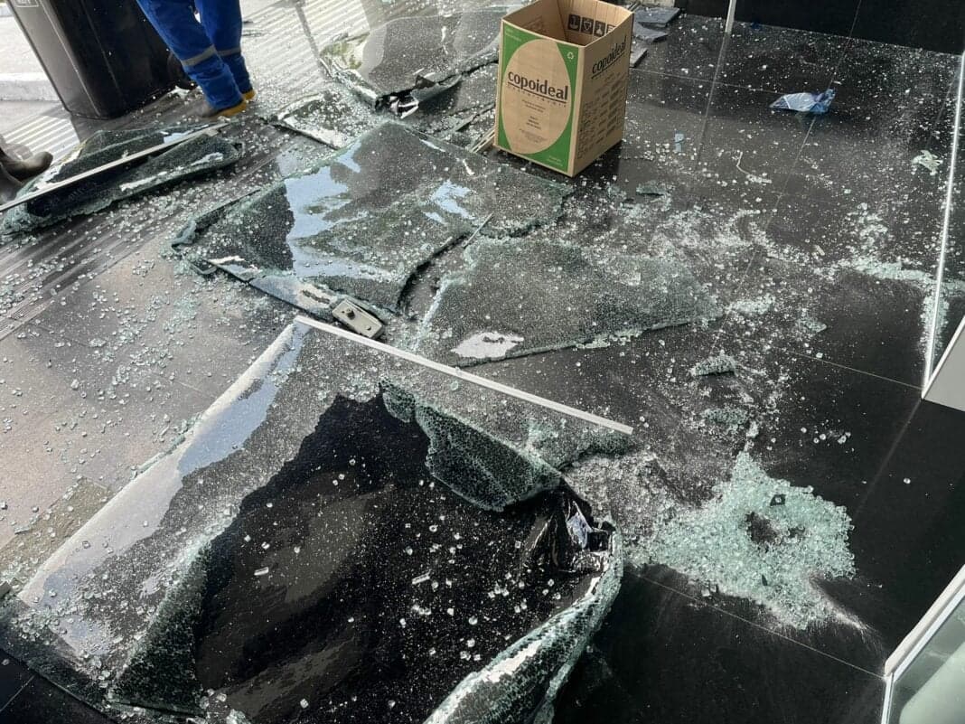 Homem é preso em flagrante após jogar pedra e quebrar vidros de prédio da Governadoria