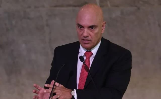 Moraes silencia sobre mensagens que indicam uso do TSE fora do rito e discursa sobre regulamentação de redes sociais, em evento
