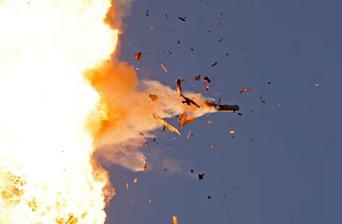 Hezbollah lança grande ataque contra Israel, que declara emergência e bombardeia o Líbano