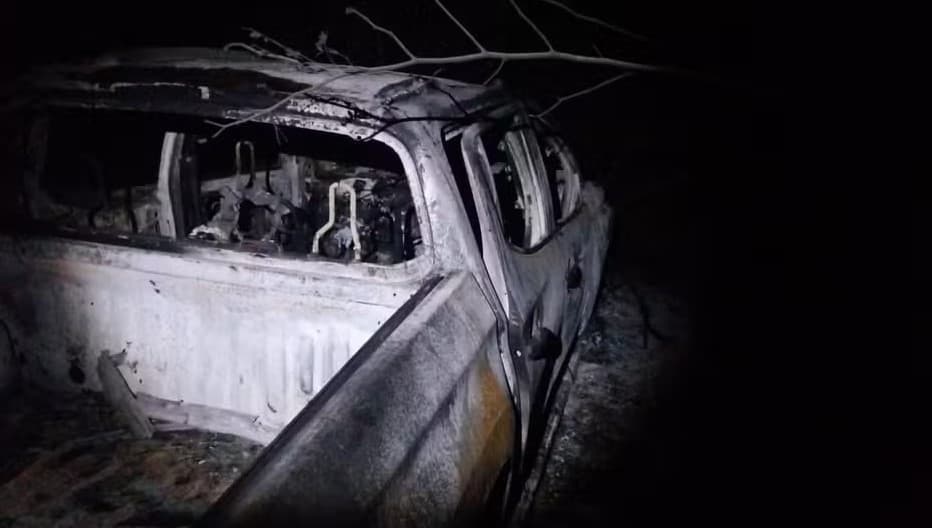 Carro encontrado queimado na Grande Natal pode ser o usado por criminosos que roubaram malotes e mataram vigilante, diz polícia