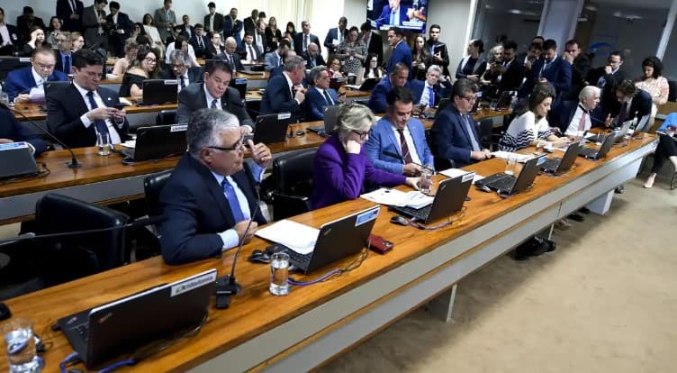 Comissão do Senado aprova isenção de FGTS e INSS para trabalhador já aposentado
