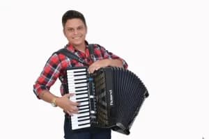Filho do cantor Flávio José morre após acidente de carro, no interior da PB