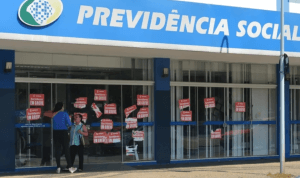 Em greve há 28 dias, servidores do INSS se reúnem com governo nesta sexta-feira