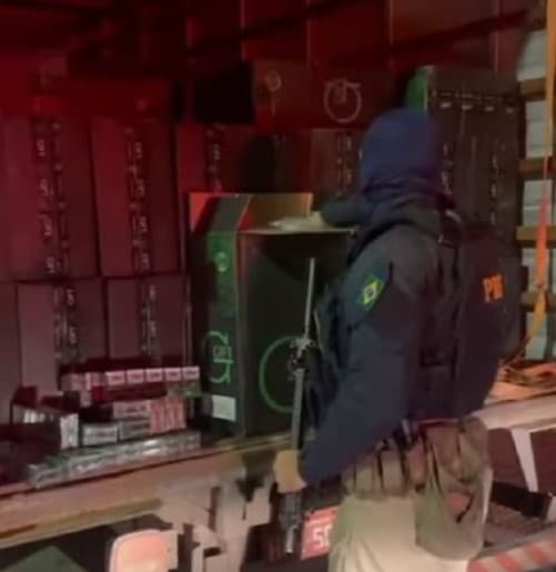 PRF apreende 900 mil maços de cigarros contrabandeados em duas estradas no RN; três pessoas foram presas