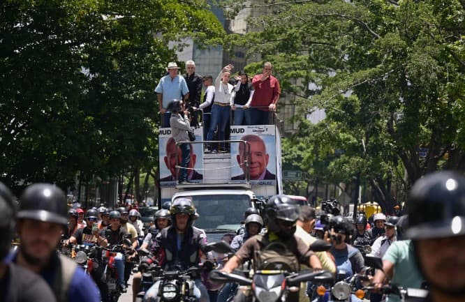 Em dia de protestos em 300 cidades, María Corina faz novo apelo a militares da Venezuela e, em Caracas, avisa: ‘não sairemos das ruas'