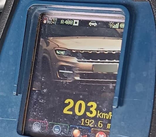 PRF flagra carro a mais de 200 km/h em rodovia federal no RN; limite regulamentar no trecho é de 110 km/h