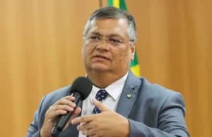 Dino vê “pandemia de incêndios” e manda convocar mais bombeiros