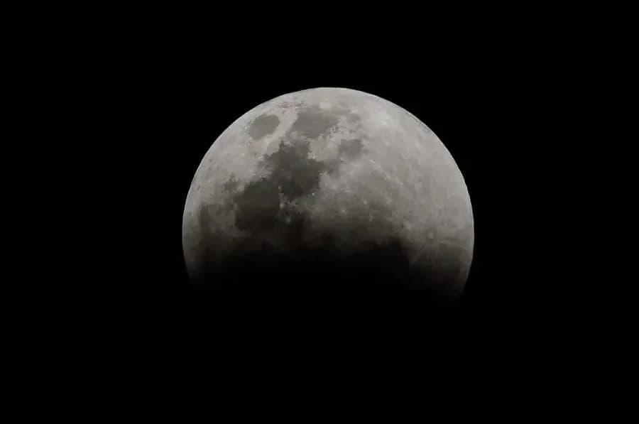 Superlua e eclipse parcial acontecem juntos nesta terça (17); saiba mais
