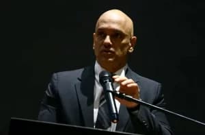 Alexandre de Moraes nega desbloqueio do X e manda empresa pagar multas