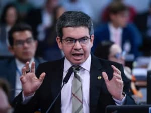 Líder do governo, Randolfe quer dobrar pena para quem provoca incêndio