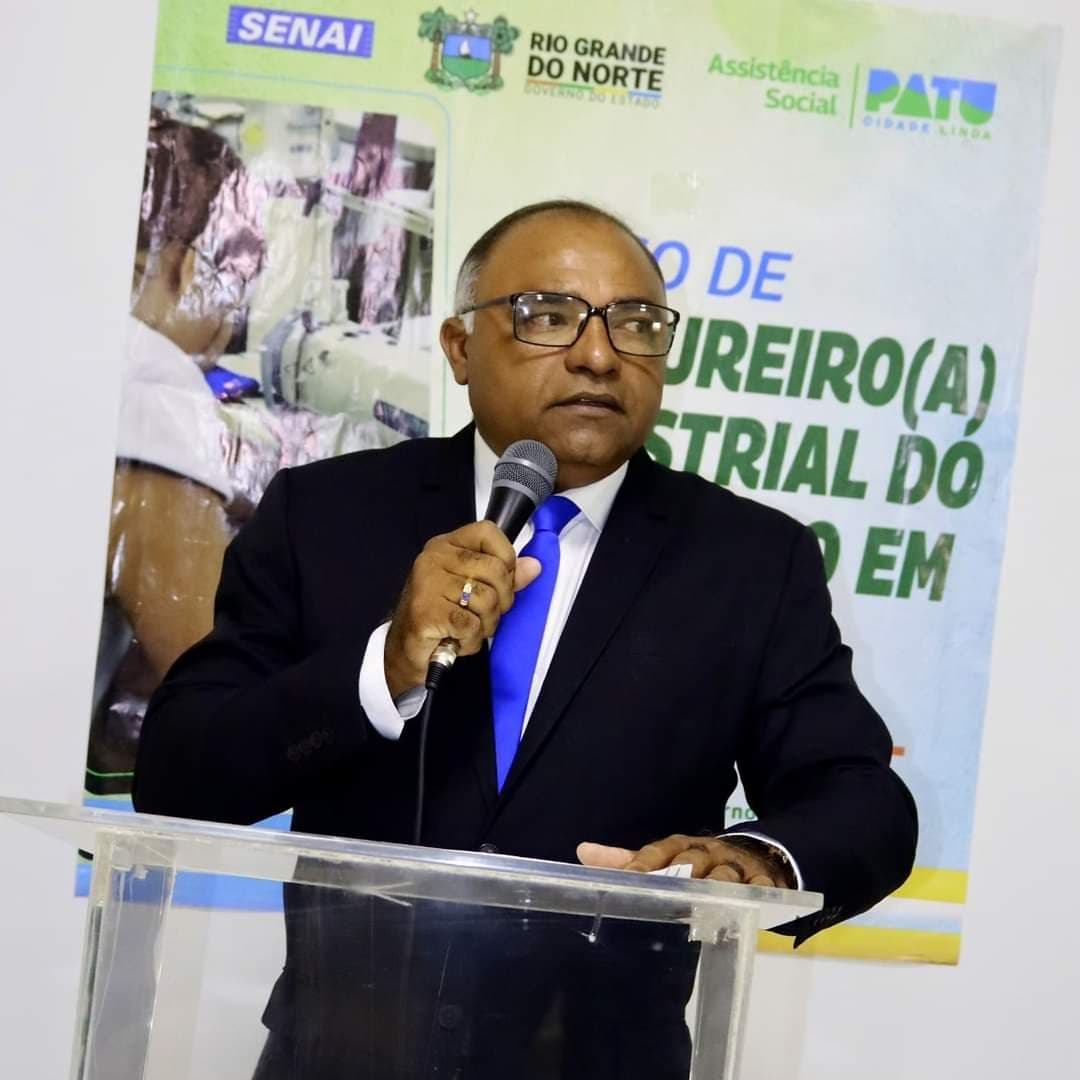 Em Patu, professor cobra salários atrasados e é impedido de participar de cerimonial