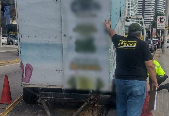 Semurb realiza ação de fiscalização e remove trailer irregular em via pública