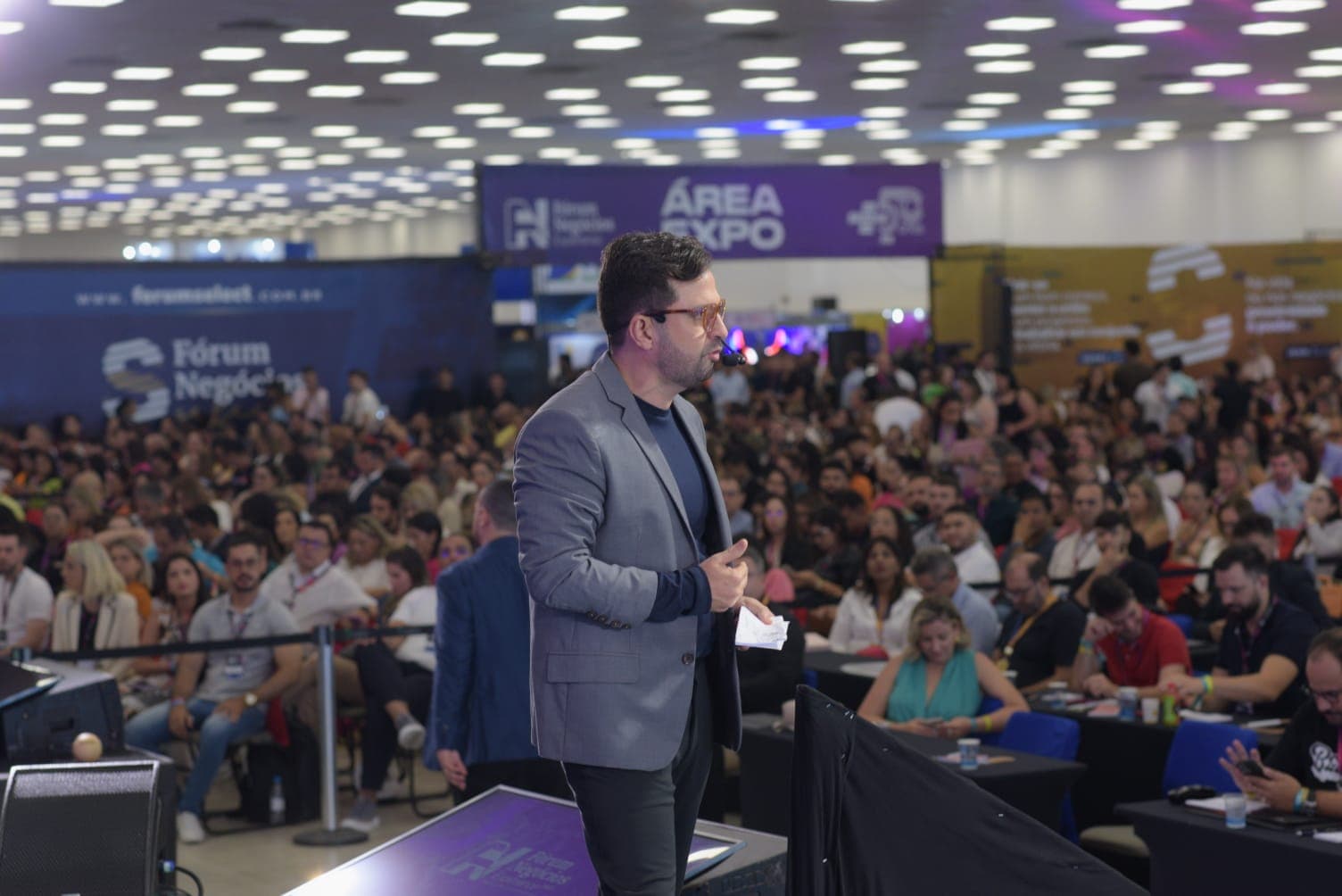 Jean Valério assina autógrafos na 27ª Bienal Internacional do Livro em São Paulo e destaca o Fórum Negócios, maior festival de empreendedorismo do Brasil