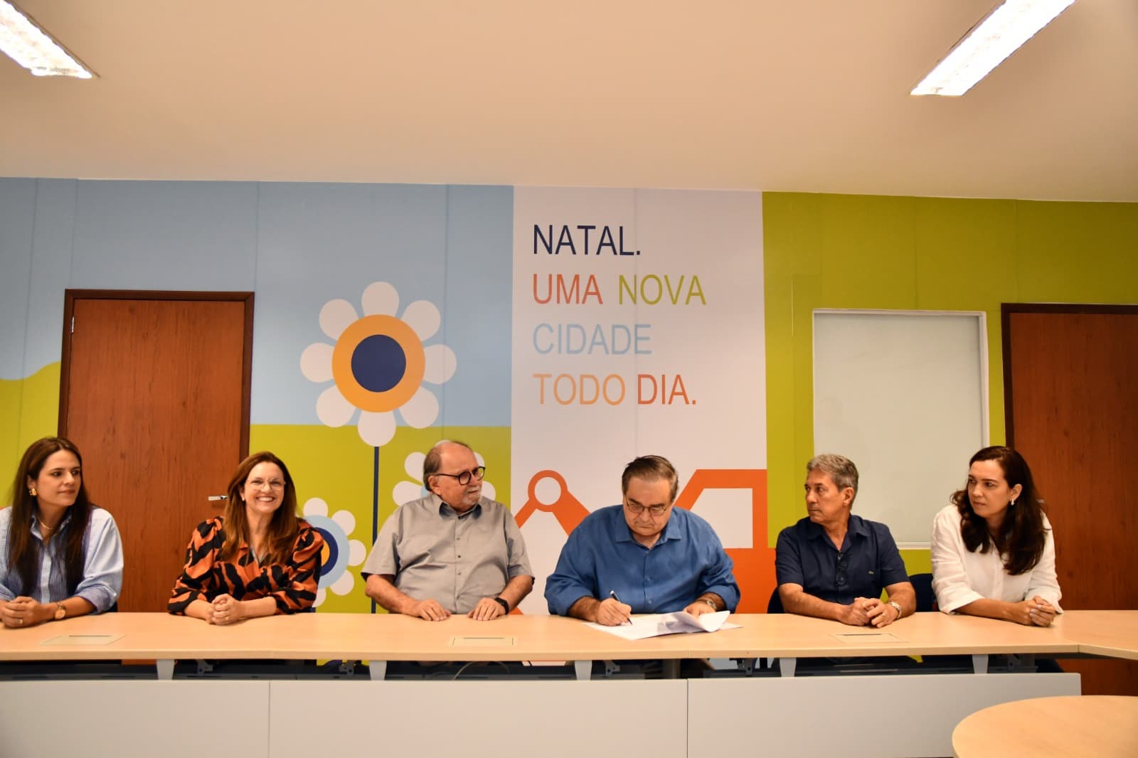 Prefeito Álvaro Dias assina termo de compromisso para a candidatura de Natal como sede da Copa do Mundo Feminina