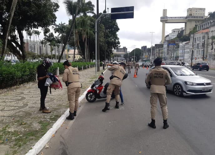 Governo Lula vai editar nova regra sobre abordagens policiais a suspeitos, uso de armas e algemas