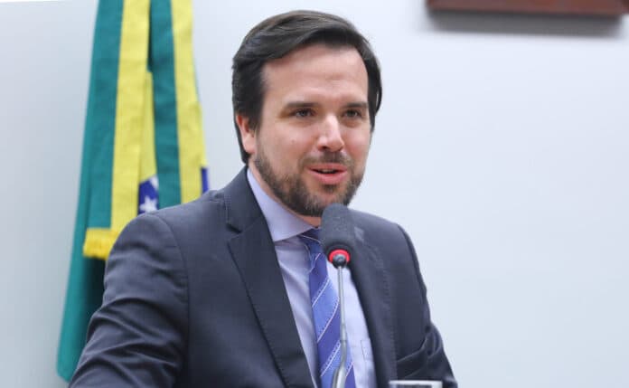 Presidente da Anatel diz que ação do X teve intenção de burlar bloqueio e condiz com prática de criminosos que fazem pirataria online