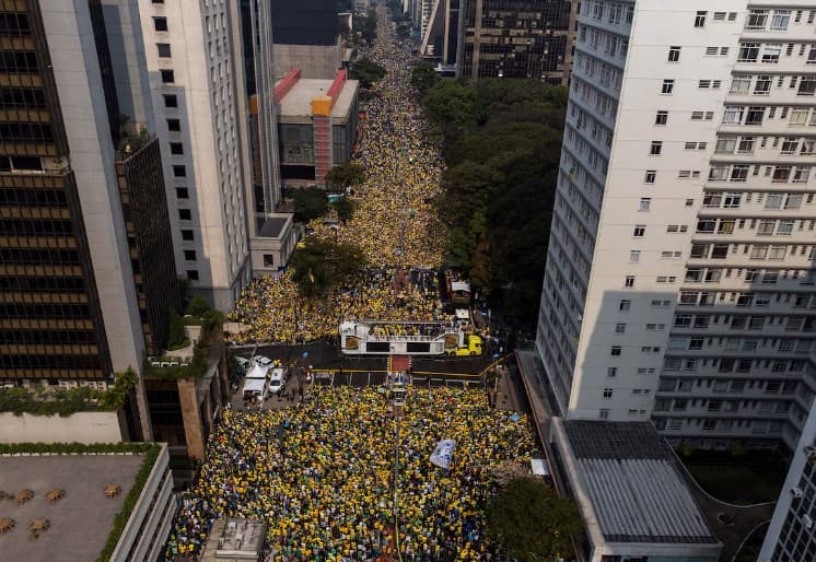 Ato na avenida Paulista começa com multidão, pedidos de anistia a presos do 8 de janeiro e impeachment de Moraes