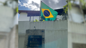 Agentes de Maduro impediram entrada de comida em embaixada sob custódia do Brasil