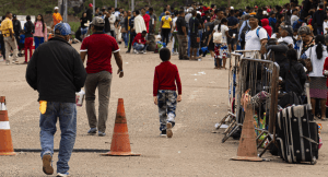 Crise e medo na Venezuela intensificam migração para o Brasil