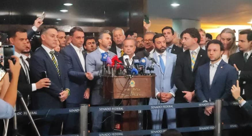 Senadores mudam texto de pedido de impeachment e querem acesso a mensagens de celular de Moraes