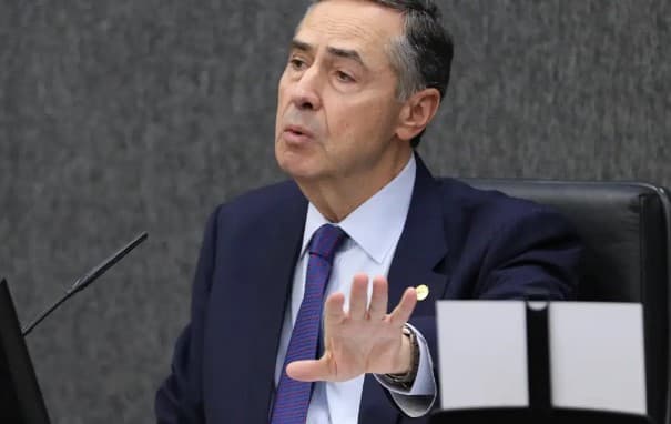 Barroso diz que é contrário ao debate no Senado sobre possibilidade de impeachment de ministro do STF: "é querer expulsar jogador do outro time"