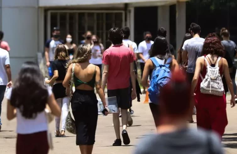 Estudo da OCDE revela que 24% dos brasileiros entre 25 e 34 anos não estão trabalhando nem estudando