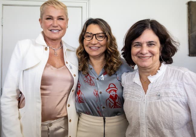 Lula concede medalha de mérito da saúde a Janja e Xuxa