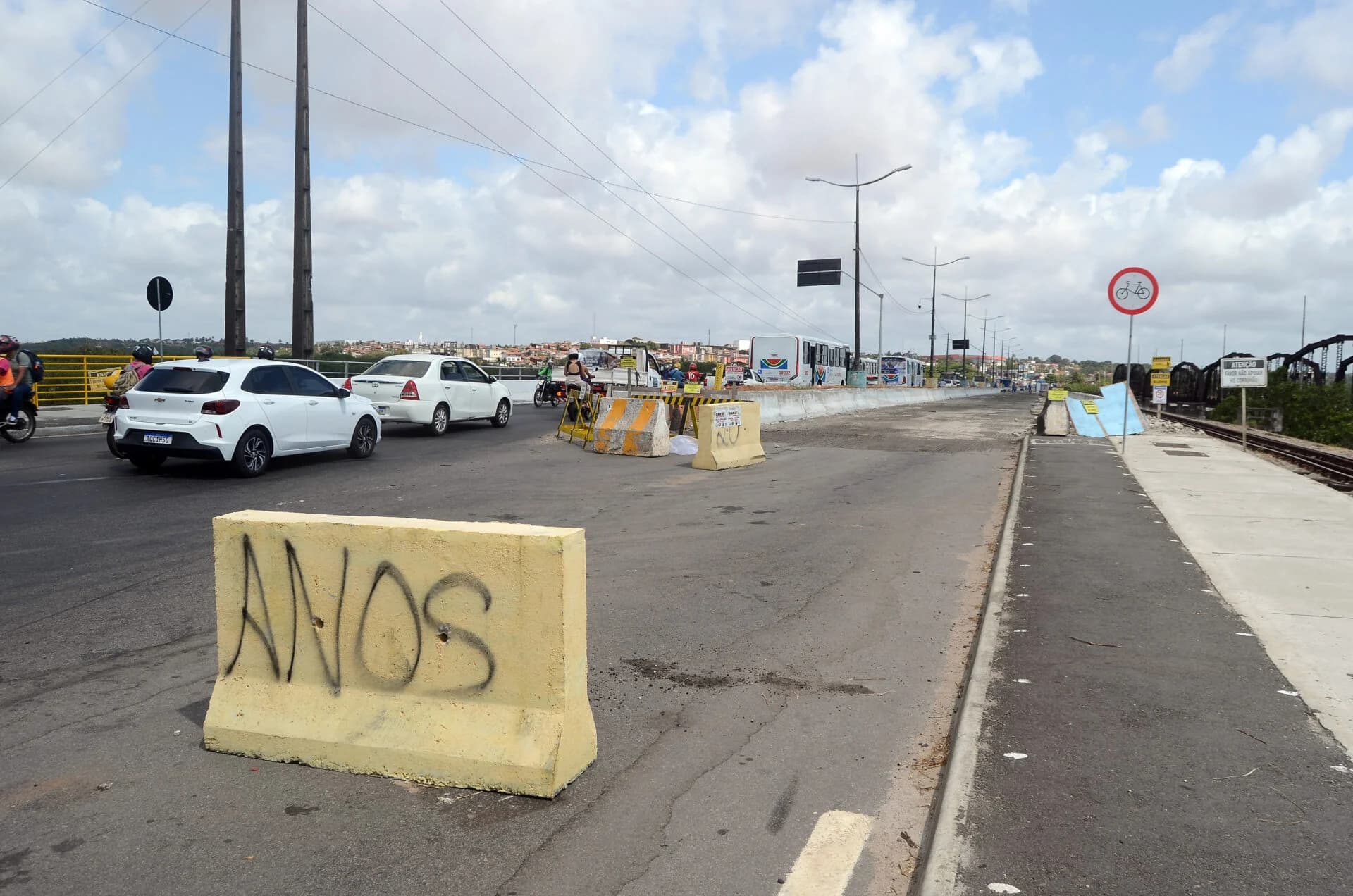 Comerciantes seguem acumulando perdas com obras na Ponte de Igapó