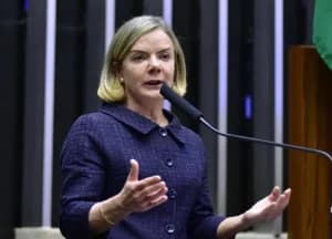 Gleisi responsabiliza a direita pela não taxação de grandes fortunas