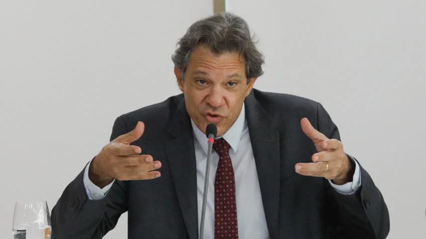 Dólar se aproxima de R$ 5,80 depois de falas de Haddad