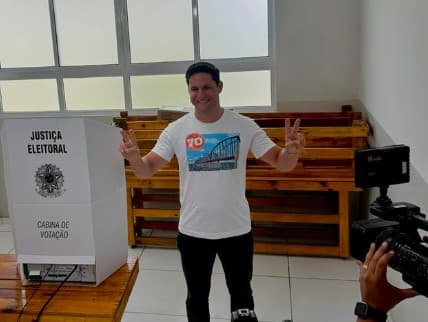 Rafael Motta, candidato à Prefeitura de Natal, vota na Zona Sul da capital