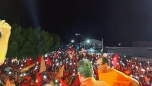 Caio Fernandes leva multidão às ruas de São Miguel do Gostoso