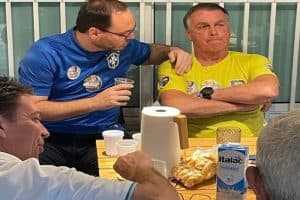 Carlos posta foto de Ramagem tomando café com Bolsonaro