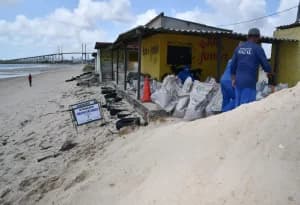 Defesa Civil reforça contenção contra avanço do mar e interdita barracas na praia da Redinha