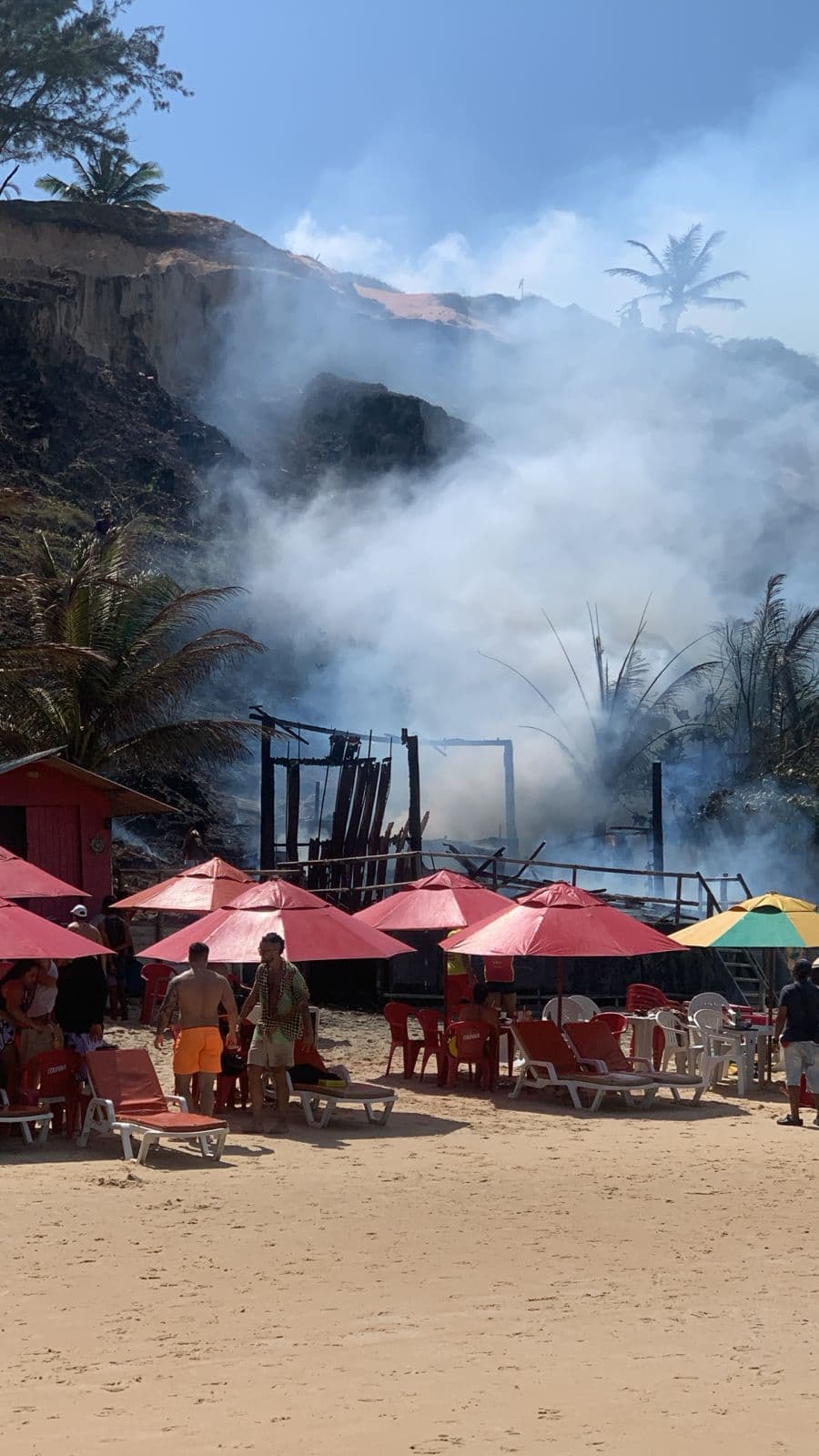 VÍDEO: Incêndio atinge barraca na Praia do Amor, em Pipa