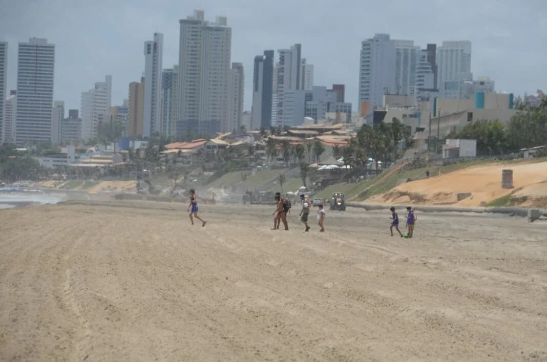 Faixa de areia é parcialmente liberada após avanço da obra de engorda