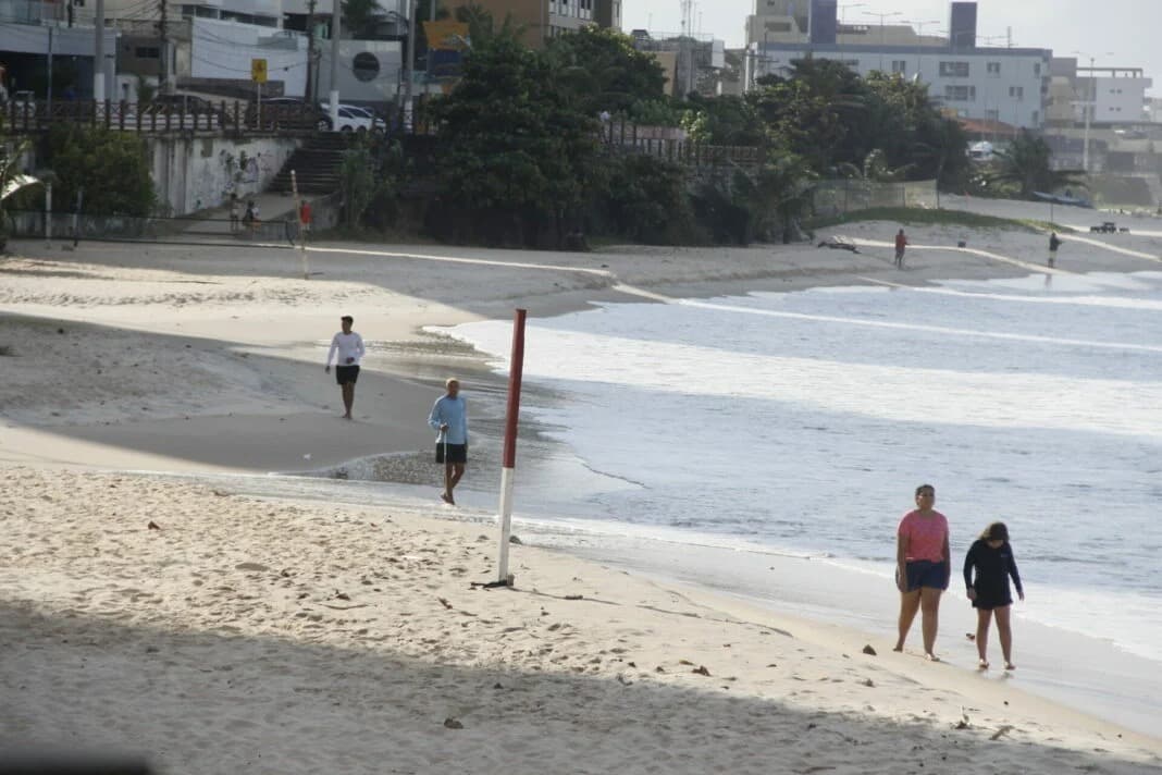 Pela segunda vez, apenas trecho na praia de Areia Preta está impróprio para banho