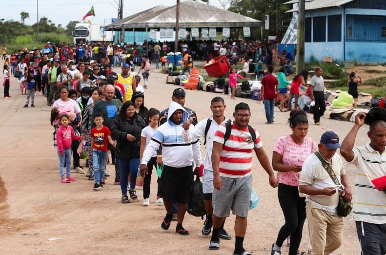 Mais de 12 mil venezuelanos cruzaram fronteira após reeleição de Maduro e vão para mil cidades do Brasil